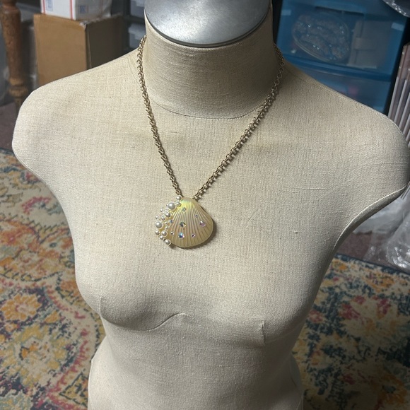Betsey Johnson Surfmaid Iridescent Scallop Shell Clam Pearl AB Lucite Necklace - Picture 2 of 7